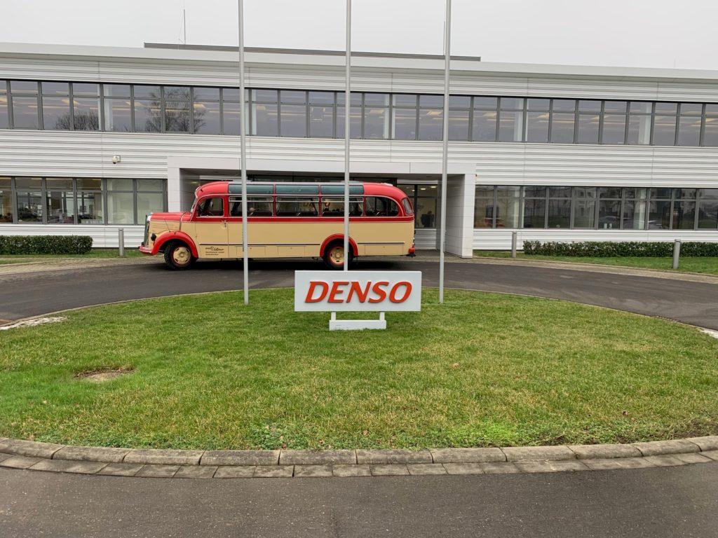 Old-Timer Bus vor dem Unternehmen Denso im Kreis Heinsberg